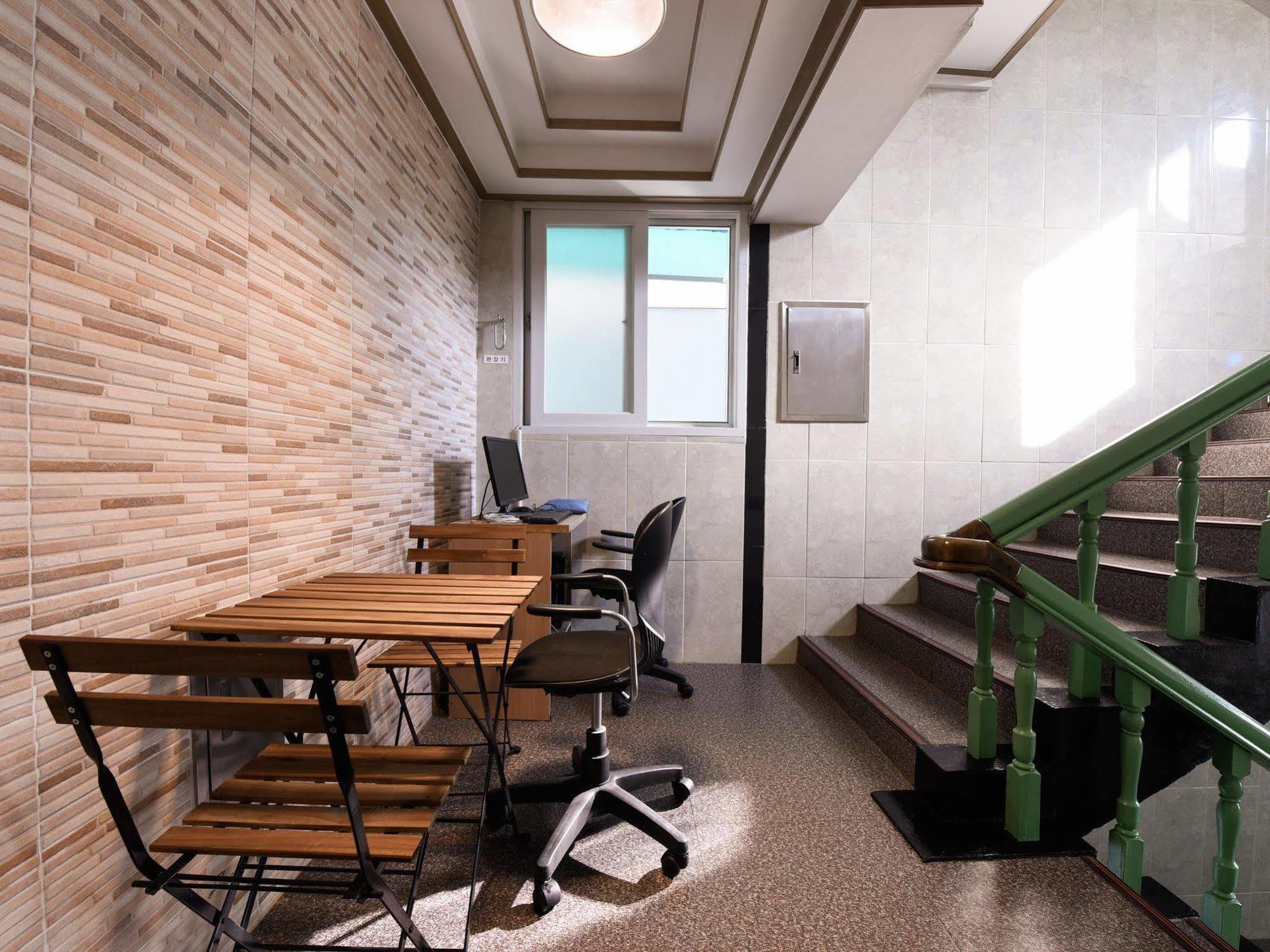 24 Sinchon Guest house Seoul