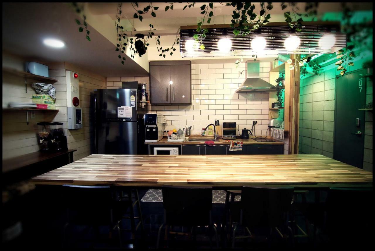 24 Sinchon Guest house 2*